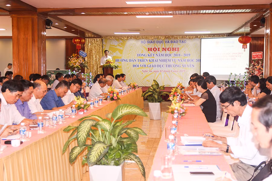 Thứ trưởng Bộ GD&ĐT Nguyễn Hữu Độ chủ trì Hội nghị Thứ trưởng Bộ GD&ĐT Nguyễn Hữu Độ chủ trì Hội nghị