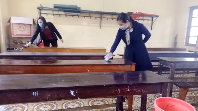 Giáo viên Trường THCS Dân tộc Nội trú huyện Cẩm Thủy vệ sinh trường, lớp học chuẩn bị đón học sinh trở lại lớp.