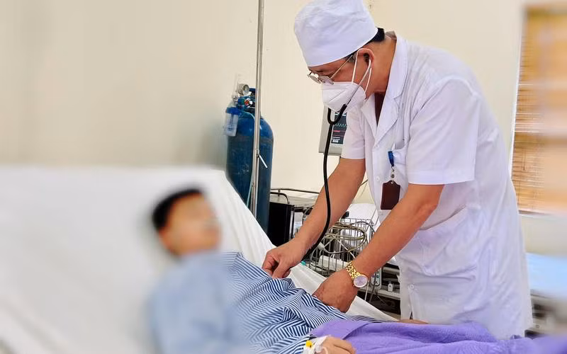 Bệnh nhi nhập viện trong tình trạng gọi hỏi đáp phản ứng chậm, da toàn thân mẩn đỏ. Ảnh: BVCC