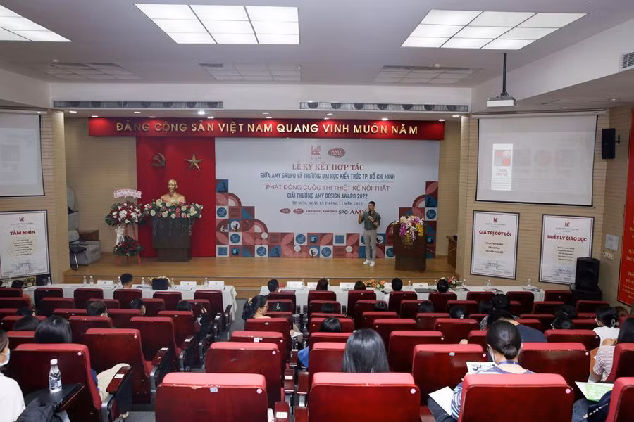 Ban tổ chức thuyết trình về cuộc thi Ban tổ chức thuyết trình về cuộc thi