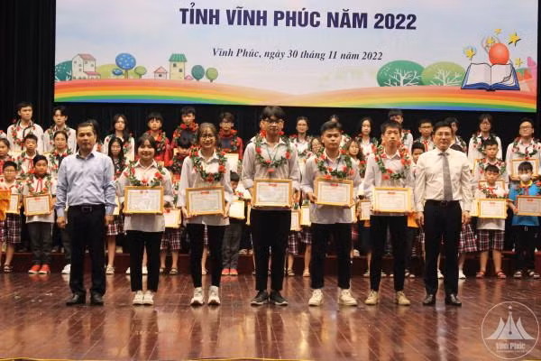Phó Chủ tịch Thường trực UBND tỉnh Vĩnh Phúc Vũ Việt Văn và Trưởng Ban Dân vận Tỉnh ủy Nguyễn Thanh Tùng trao giải Nhất cho các tác giả, nhóm tác giả. Phó Chủ tịch Thường trực UBND tỉnh Vĩnh Phúc Vũ Việt Văn và Trưởng Ban Dân vận Tỉnh ủy Nguyễn Thanh Tùng trao giải Nhất cho các tác giả, nhóm tác giả.
