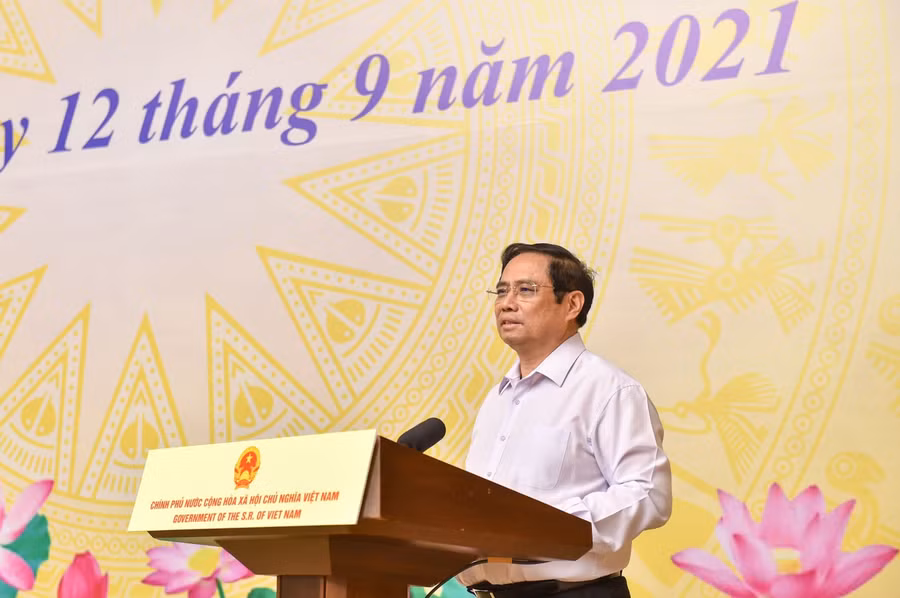 Phát biểu tại buổi lễ, Thủ tướng Phạm Minh Chính mong muốn Chương trình "Sóng và máy tính cho em" sẽ lan toả tinh thần nhân ái, truyền đi năng lượng tích cực, góp phần xây dựng xã hội tốt hơn trong kỷ nguyên số.