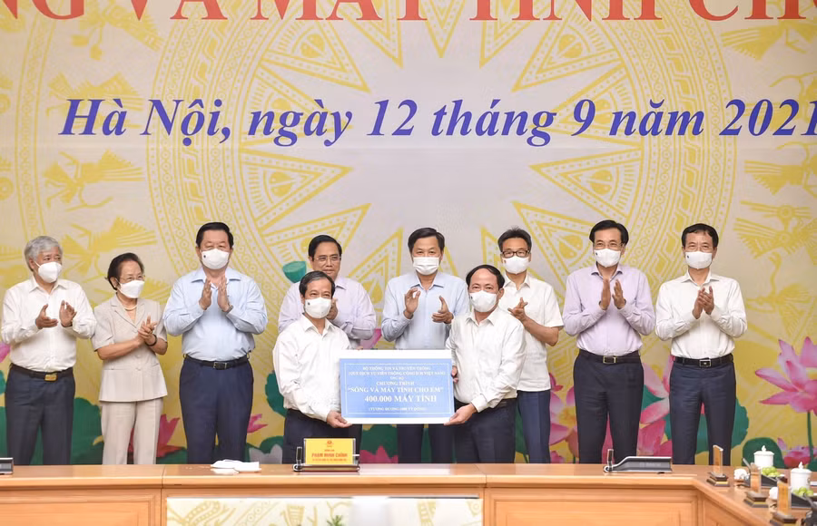 Bộ trưởng Bộ Giáo dục và Đào tạo Nguyễn Kim Sơn thay mặt ngành Giáo dục nhận ủng hộ từ Bộ Thông tin và Truyền thông