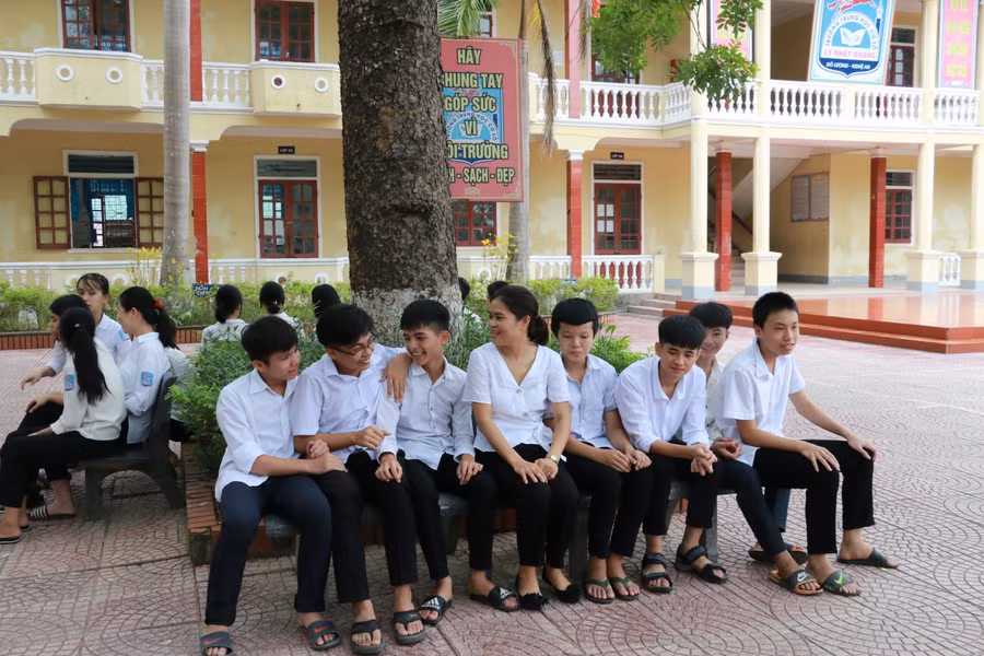Các trường học tại Nghệ An treo nhiều biển hiệu không hút thuốc lá, xây dựng trường học xanh sạch đẹp.