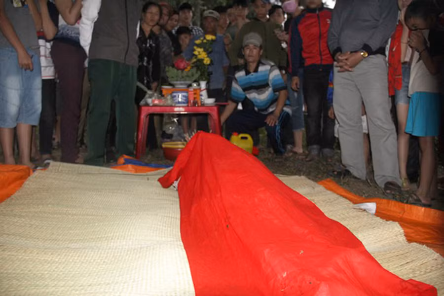 Thi thể cá ông được ngư dân khâm liệm, tổ chức mai táng.