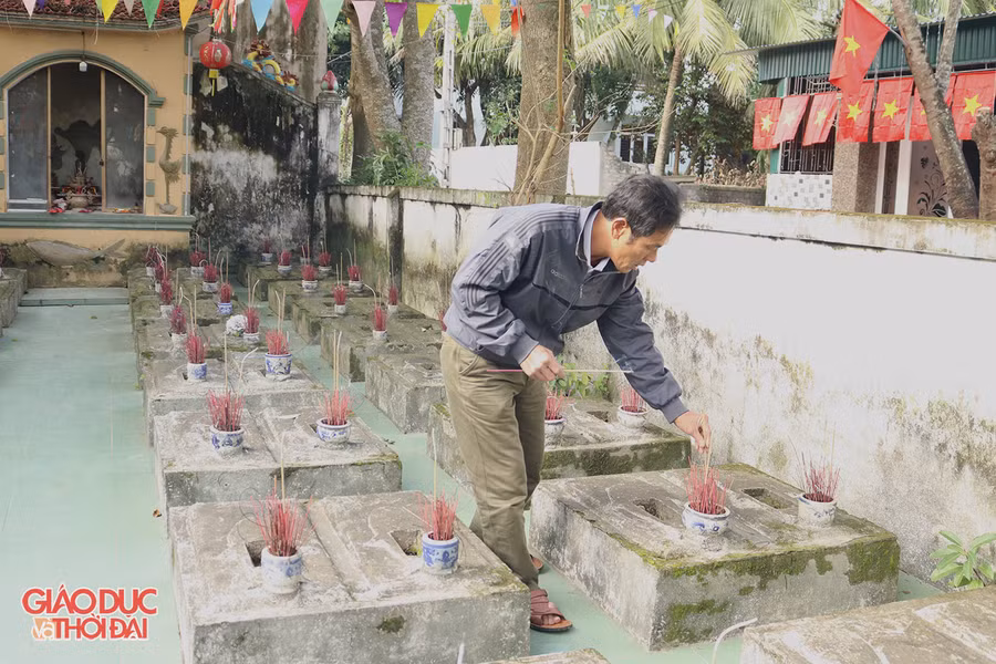 Trước ngày giỗ ông, ngư dân lại ra lăng thắp hương.
