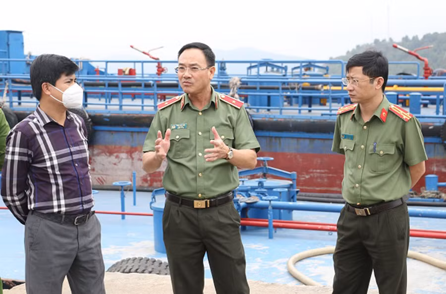 Thiếu tướng Phạm Thế Tùng - Giám đốc Công an tỉnh Nghệ An (ở giữa) trực tiếp xuống hiện trường chỉ đạo.