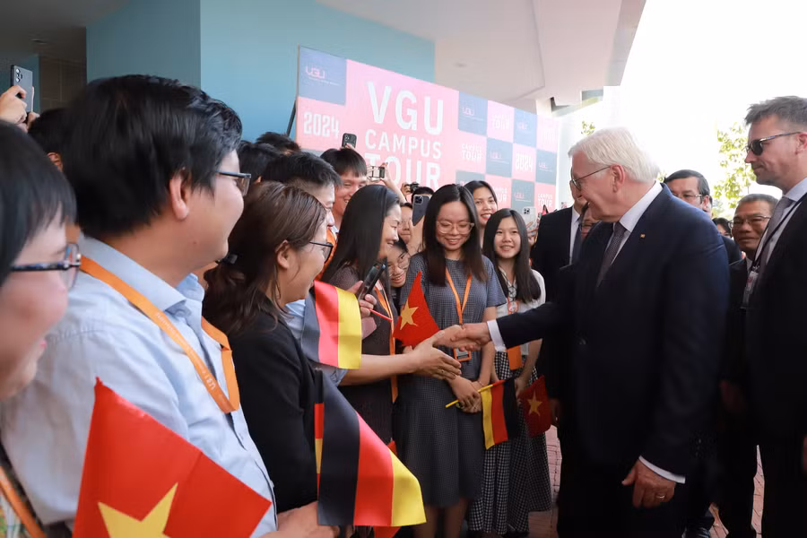 Giảng viên, sinh viên VGU chào đón Tổng thống Đức Frank-Walter Steinmeier. Ảnh: Mạnh Tùng Giảng viên, sinh viên VGU chào đón Tổng thống Đức Frank-Walter Steinmeier. Ảnh: Mạnh Tùng