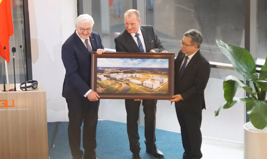 Tổng thống Đức Frank-Walter Steinmeier nhận quà lưu niệm từ lãnh đạo VGU. Ảnh: Mạnh Tùng Tổng thống Đức Frank-Walter Steinmeier nhận quà lưu niệm từ lãnh đạo VGU. Ảnh: Mạnh Tùng