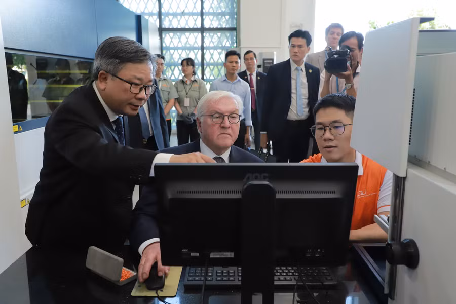 Tổng thống Đức Frank-Walter Steinmeier tham quan phòng thí nghiệm kỹ thuật của VGU. Ảnh: VGU Tổng thống Đức Frank-Walter Steinmeier tham quan phòng thí nghiệm kỹ thuật của VGU. Ảnh: VGU