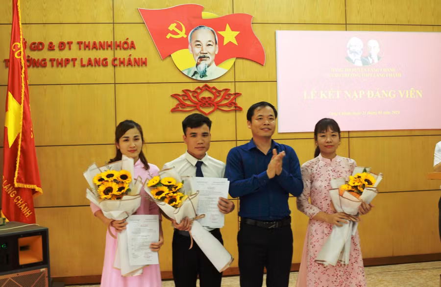 Lễ kết nạp Đảng viên mới ở Trường THPT Lang Chánh. Ảnh: NTCC Lễ kết nạp Đảng viên mới ở Trường THPT Lang Chánh. Ảnh: NTCC