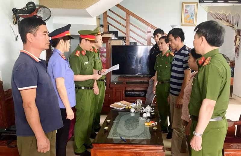 Cơ quan chức năng thi hành lệnh bắt tạm giam bị can trong vụ án. (Ảnh: CACC)
