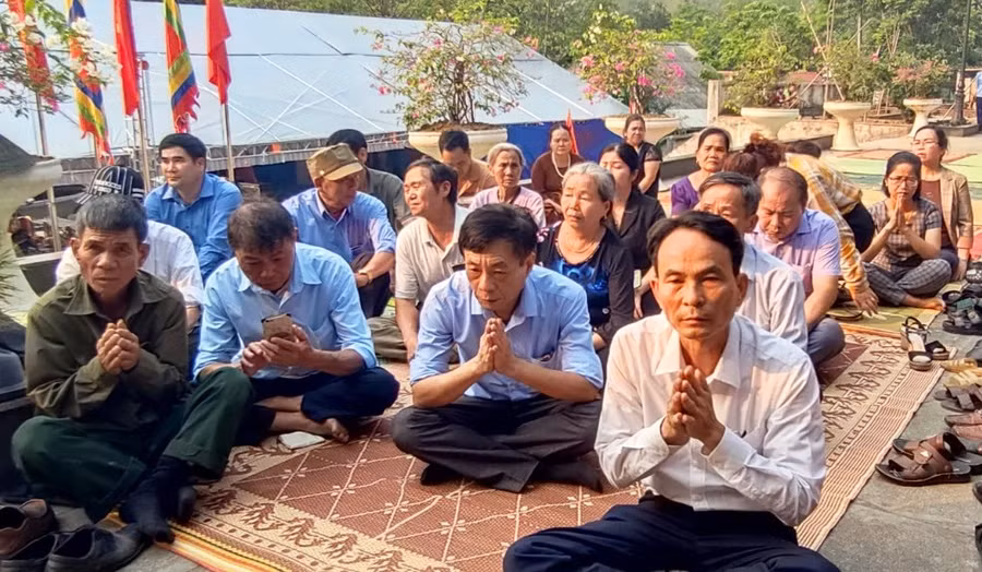 Thân nhân, gia đình liệt sĩ ở huyện Thiệu Hóa (Thanh Hóa) tham gia cầu siêu các liệt sĩ tại hang Co Phương. Ảnh: Thế Lương