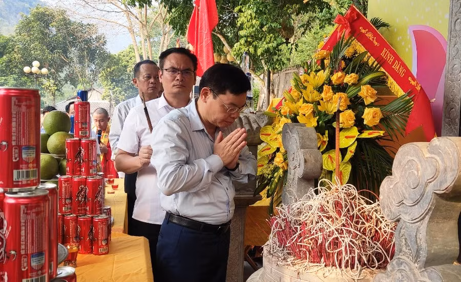Ông Hà Văn Thủy - Phó Bí thư Thường trực Huyện ủy và ông Nguyễn Đức Dũng - Chủ tịch UBND huyện Quan Hóa dâng hương trong buổi lễ cầu siêu các liệt sĩ. Ảnh: Thế Lượng