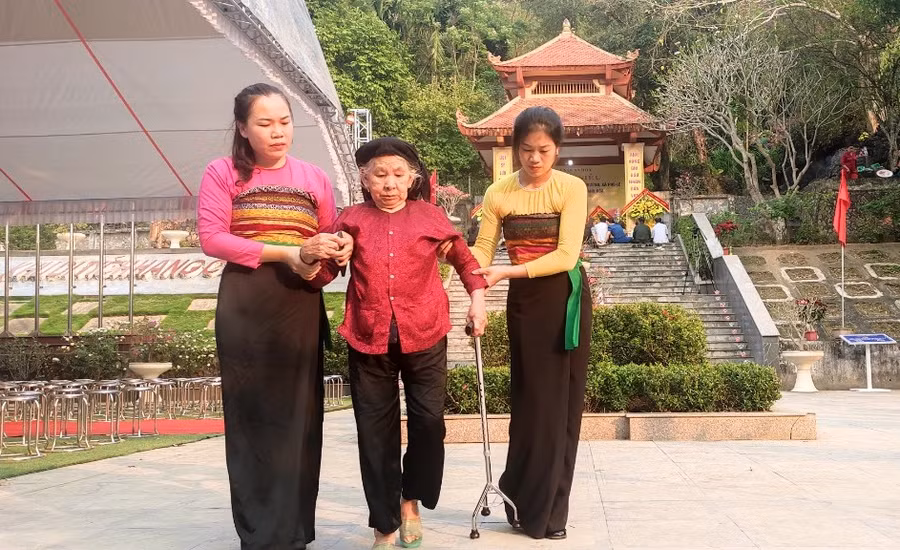 Cụ Nguyễn Thị Ngọt, cựu dân công hỏa tuyến thoát chết trong trận bom rải xuống hang Co Phương vào ngày 2/4/1953 cũng tham gia buổi lễ cầu siêu cho đồng đội. Ảnh: Thế Lượng