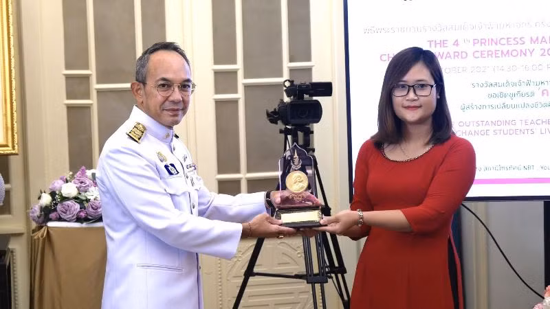 Đại sứ Thái Lan Nikondej Balankura trao tặng Huân chương Công chúa Thái Lan cho cô giáo Hà Ánh Phượng