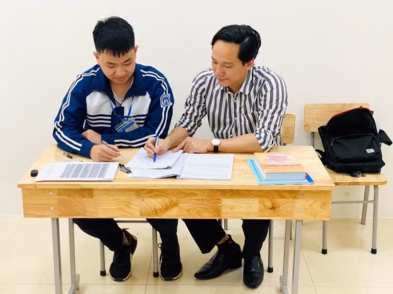 Thầy giáo Lê Xuân Đại (bìa phải) đang hướng dẫn ôn luyện cho Vũ Ngọc Bình