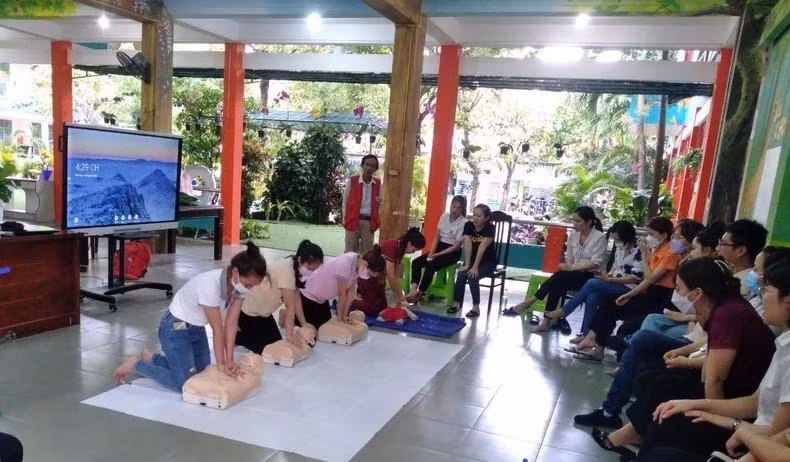 Giáo viên mầm non thực hành một số kỹ năng sơ cấp cứu