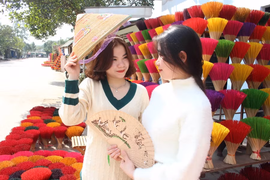 Những màu sắc bắt mắt từ những bó hương tại làng hương Thủy Xuân thu hút nhiều bạn trẻ đến tham quan và chụp ảnh.