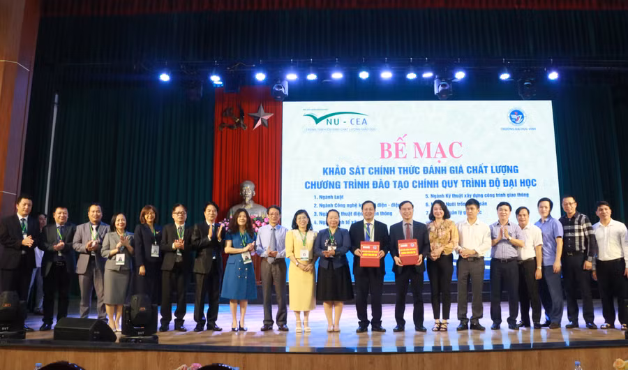Khảo sát chính thức 7 chương trình đào tạo có ý nghĩa quan trọng đối với Trường ĐH Vinh trong việc nâng cao chất lượng các chương trình đào tạo theo mô hình đánh giá theo chuẩn đầu ra. Ảnh: Hồ Lài.