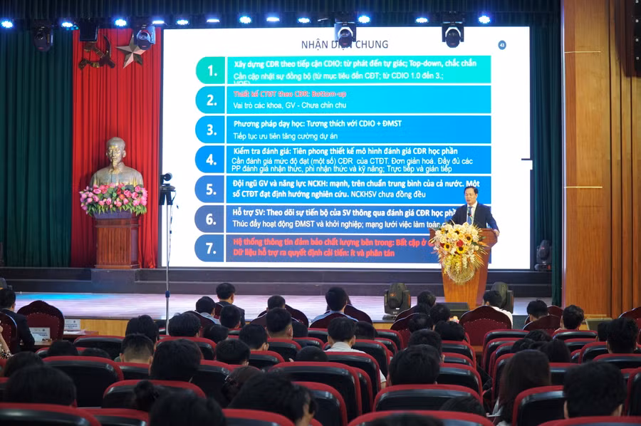 Đại diện đoàn khảo sát trao đổi kết quả đã đạt được của Trường Đại học Vinh và 7 chương trình đào tạo. Ảnh: Hồ Lài.