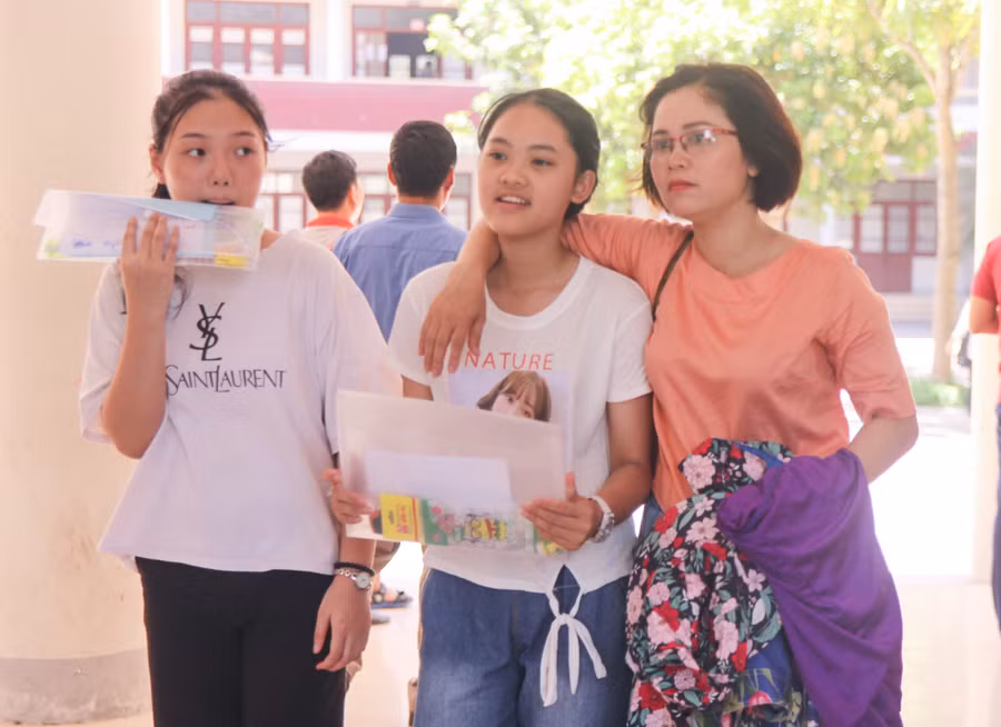 Thí sinh đã hoàn thành bài thi môn chuyên sáng 9/7 vào Trường THPT chuyên Phan Bội Châu và chuyên Đại học Vinh