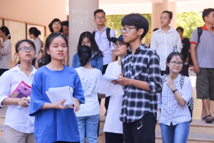 Nhiều thí sinh tỏ ra lo lắng sau khi kết thúc môn thi chuyên do đề khó hơn năm trước Nhiều thí sinh tỏ ra lo lắng sau khi kết thúc môn thi chuyên do đề khó hơn năm trước