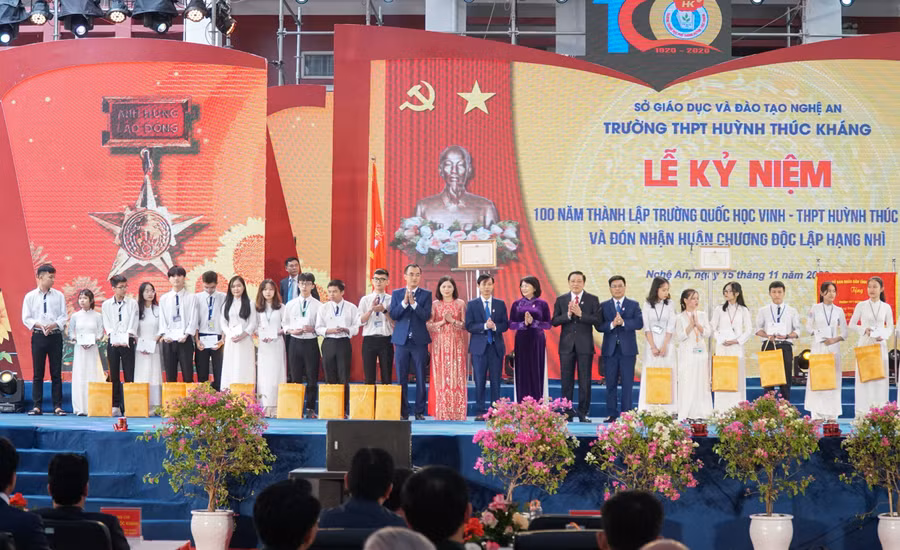 Tặng phòng học thông minh trị giá 500 triệu dồng và trao 20 suất học bổng cho học sinh tiêu biểu Trường THPT Huỳnh Thúc Kháng.