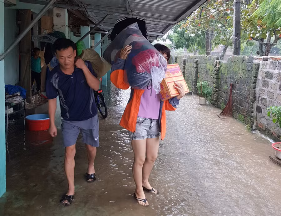 Giáo viên Trường THPT Đặng Thai Mai (huyện Thanh Chương, Nghệ An) sơ tán đồ đạc ra khỏi ký túc xá.