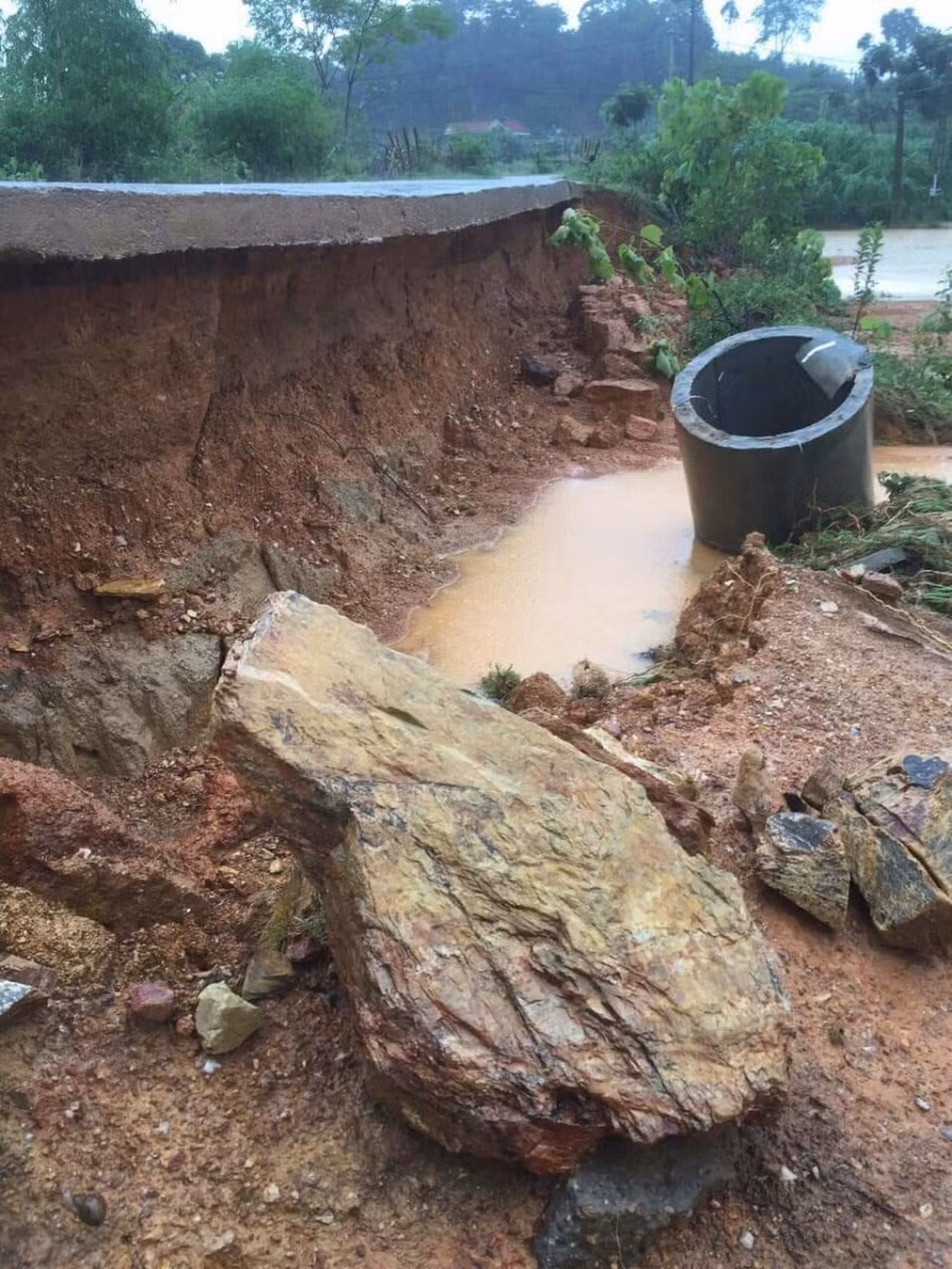 Nhiều tuyến giao thông bị sạt lở