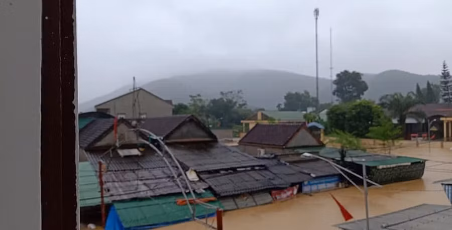 Khu vực chợ, ủy ban xã Thanh Mỹ (huyện Thanh Chương) nước ngập cao hơn 1m