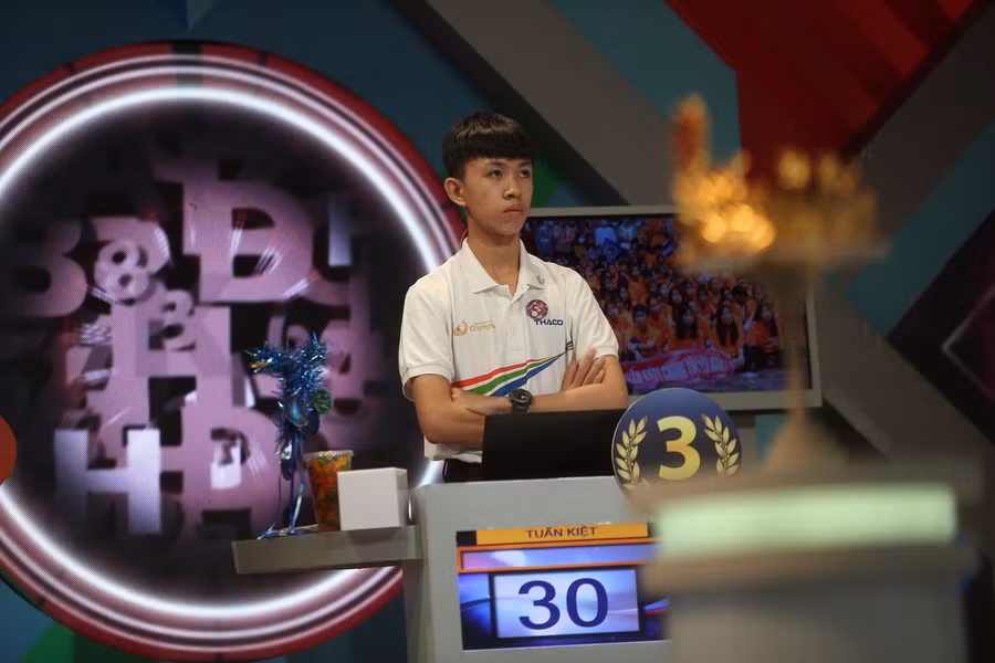 Văn Ngọc Tuấn Kiệt là thí sinh đầu tiên bước vào phần thi Khởi động và kết thúc với 30 điểm.