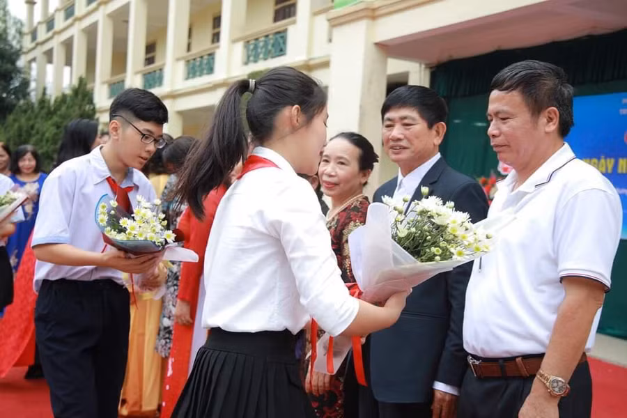 Học sinh Trường THCS Hưng Dũng tri ân các thế hệ nhà giáo của trường.