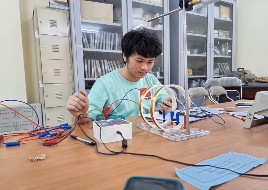 Bùi Thanh Tân (nguyên HS Trường THPT chuyên Phan Bội Châu, Nghệ An) giành 2 HCB Olympic Vật lý châu Á - Thái Bình Dương và quốc tế năm 2021.