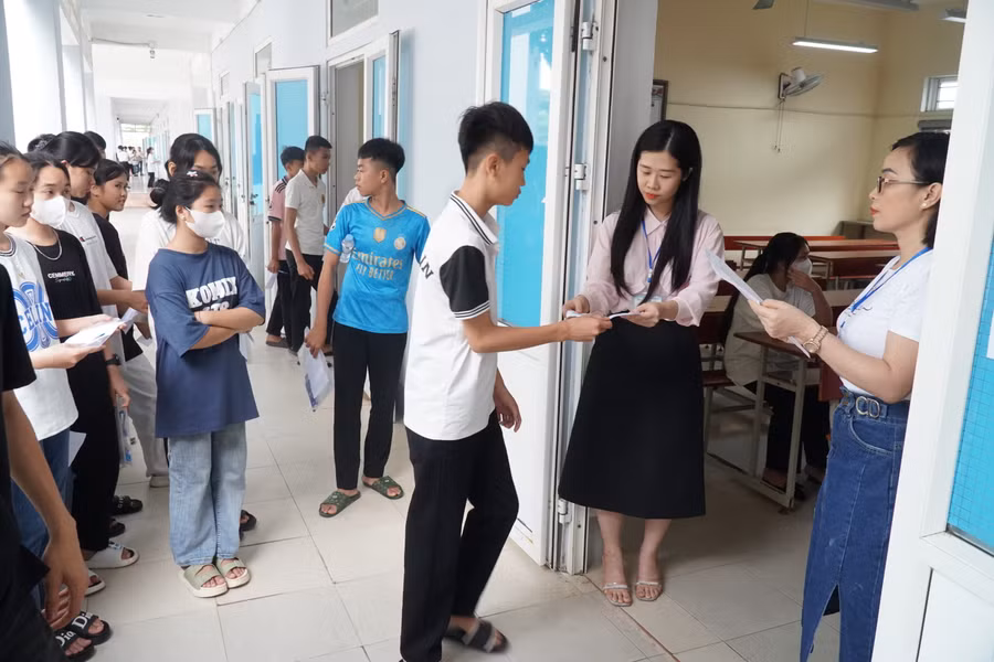 Kỳ thi tuyển sinh vào lớp 10 tại TP Vinh được coi là "căng" nhất Nghệ An do trên địa bàn chỉ có 3 trường THPT công lập. Ảnh: Hồ Lài