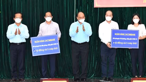 Chủ tịch nước hỗ trợ phòng chống dịch cho huyện Hóc Môn, Củ Chi. Ảnh: Báo SGGP