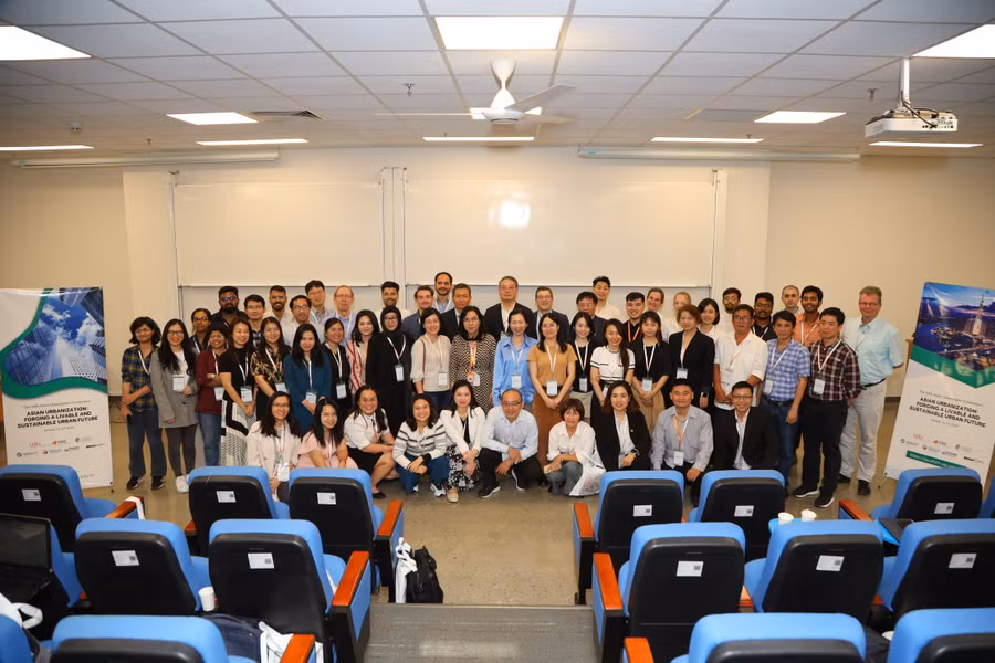 Các nhà khoa học, khách mời tham gia hội thảo quốc tế về Đô thị hóa châu Á. Ảnh: VGU