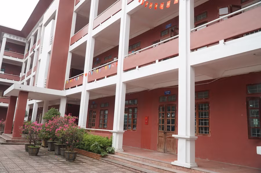 Dãy phòng học 4 tầng đã sử dụng hơn 20 năm tại Trường THPT Huỳnh Thúc Kháng, dự kiến cần vận động hơn 2 tỷ đồng để tu sửa. Ảnh: Hồ Lài.