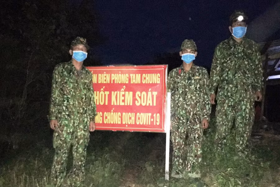 Cán bộ, chiến sĩ trực đêm ở chốt kiểm soát bản Ón, xã Tam Chung.
