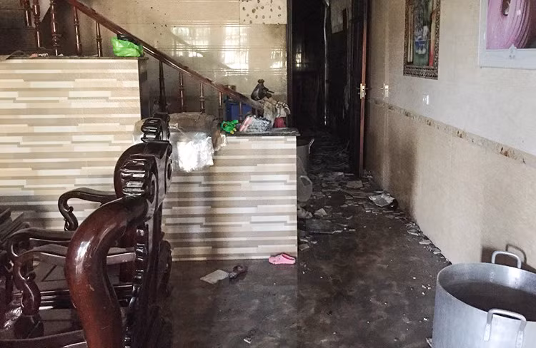 Hiện trường ngôi nhà nghi bị phóng hỏa. Ảnh: N.H