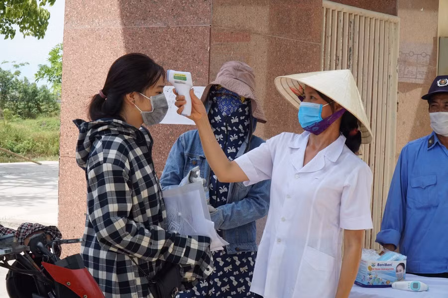 Đo thân nhiệt cho thí sinh trước khi vào điểm thi