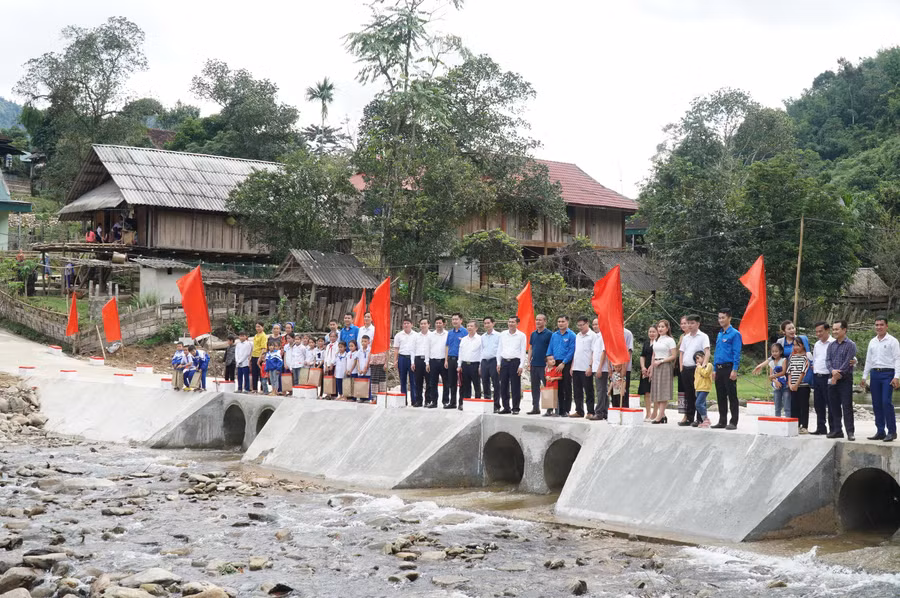 Cầu dân sinh tại bản Khủn Na xã Đồng Văn, huyện Quế Phong, Nghệ An trị giá hơn 1 tỷ đồng từ sự huy động vốn của ngành giáo dục và vốn đối ứng của địa phương, cùng sự hỗ trợ của Đoàn thanh niên, bà con dân bản...