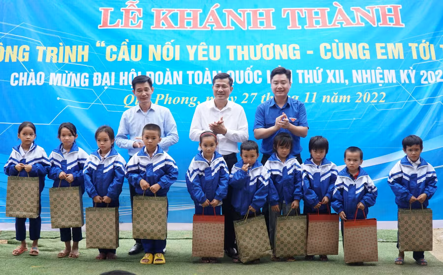 Trao quà và đồng phục mới cho học sinh Trường Tiểu học Đồng Văn 2, huyện Quế Phong, Nghệ An.