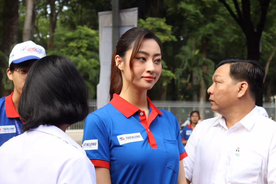 Hoa hậu Lương Thùy Linh có mặt tại điểm thi Trường THPT Lê Quý Đôn từ rất sớm. Ảnh: Mạnh Tùng Hoa hậu Lương Thùy Linh có mặt tại điểm thi Trường THPT Lê Quý Đôn từ rất sớm. Ảnh: Mạnh Tùng