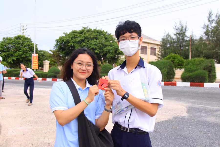 Thí sinh tại điểm thi THPT Ngô Quyền, huyện đảo Phú Quý. Ảnh: Minh Phước Thí sinh tại điểm thi THPT Ngô Quyền, huyện đảo Phú Quý. Ảnh: Minh Phước
