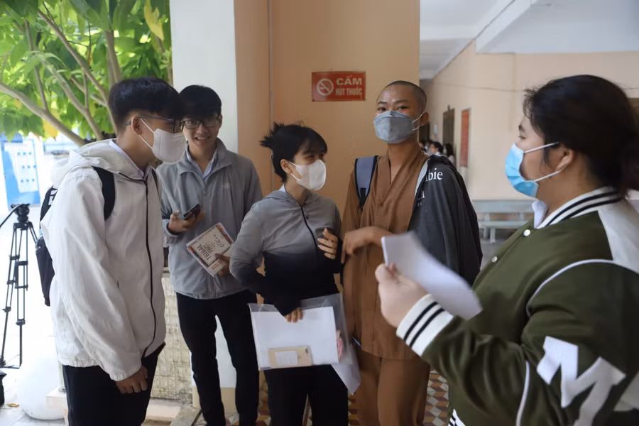 Thí sinh tại điểm thi THPT Lý Tự Trọng, TP Nha Trang. Ảnh: X. Ngọc Thí sinh tại điểm thi THPT Lý Tự Trọng, TP Nha Trang. Ảnh: X. Ngọc