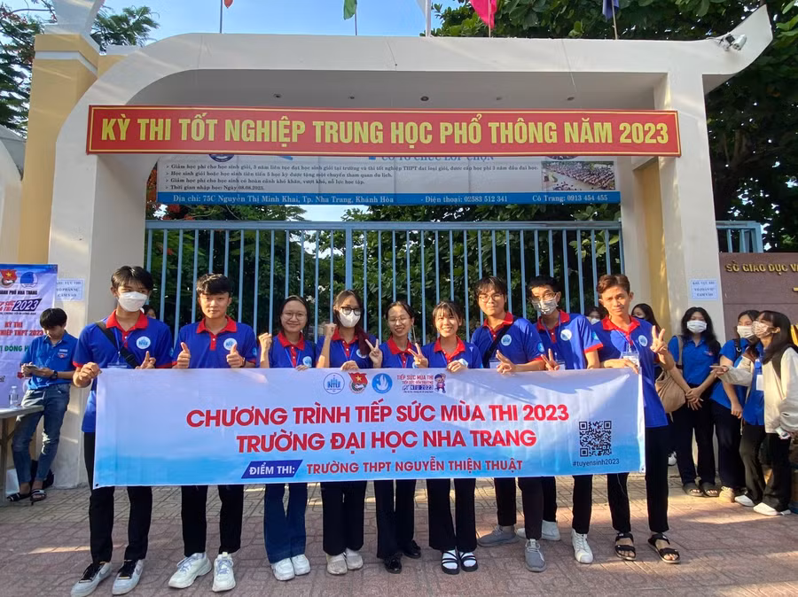 Đội tiếp sức mùa thi của Trường ĐH Nha Trang tại điểm thi Trường THPT Nguyễn Thiện Thuật, Khánh Hòa. Ảnh: NTCC. Đội tiếp sức mùa thi của Trường ĐH Nha Trang tại điểm thi Trường THPT Nguyễn Thiện Thuật, Khánh Hòa. Ảnh: NTCC.