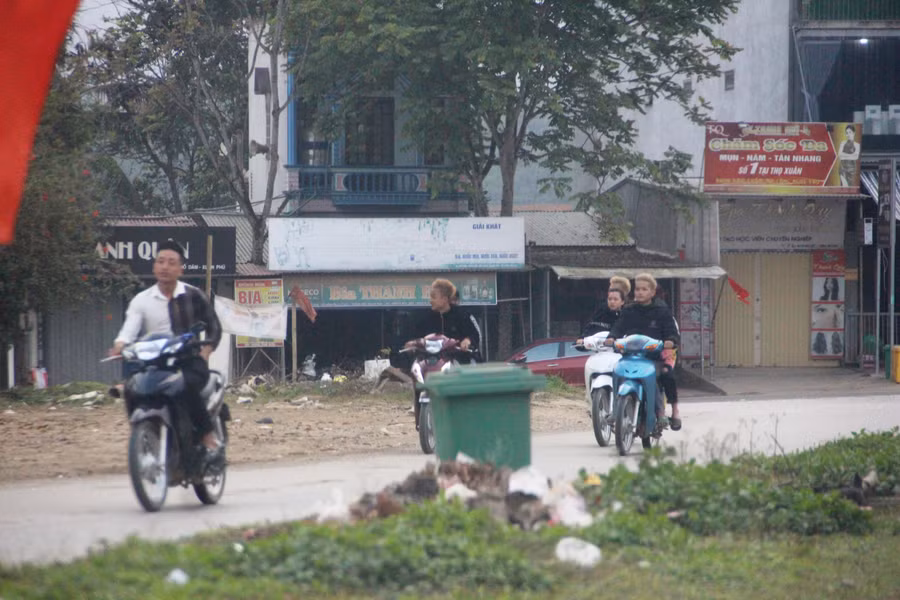 Tốp thanh niên chạy xe máy đầu trần trên Quốc lộ 47 (Thanh Hóa).