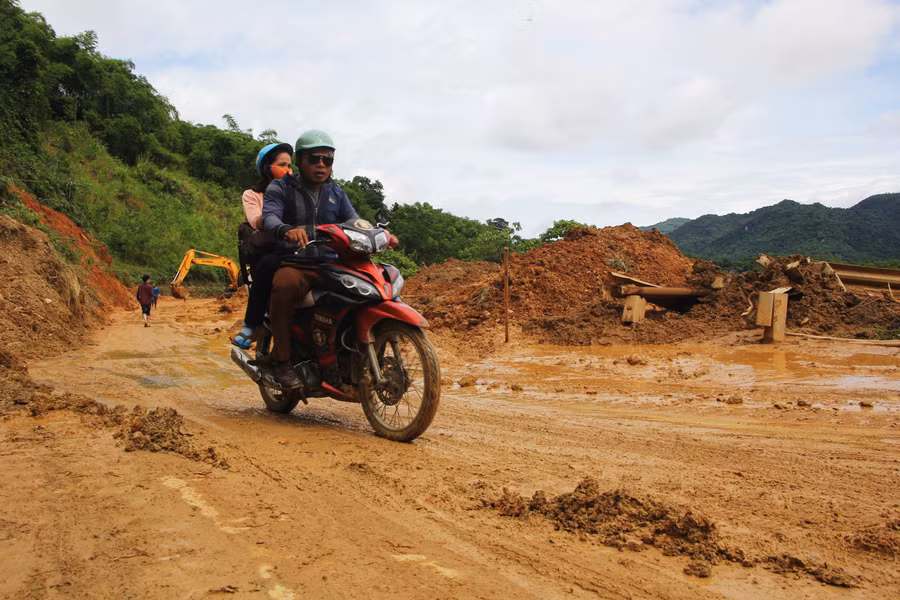 Đường lầy như ruộng sau khi lũ rút