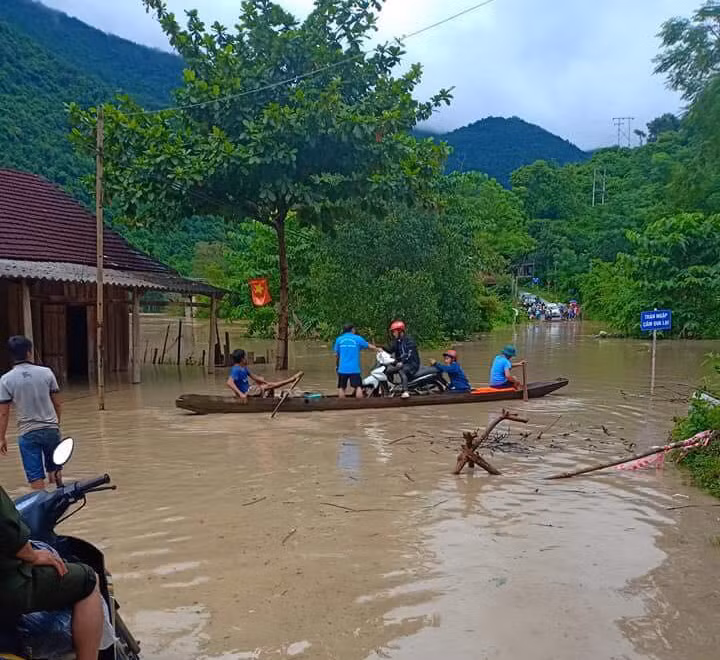 Trận lụt lịch sử tại huyện Tương Dương, người dân dùng thuyền di chuyển vì đường ngập